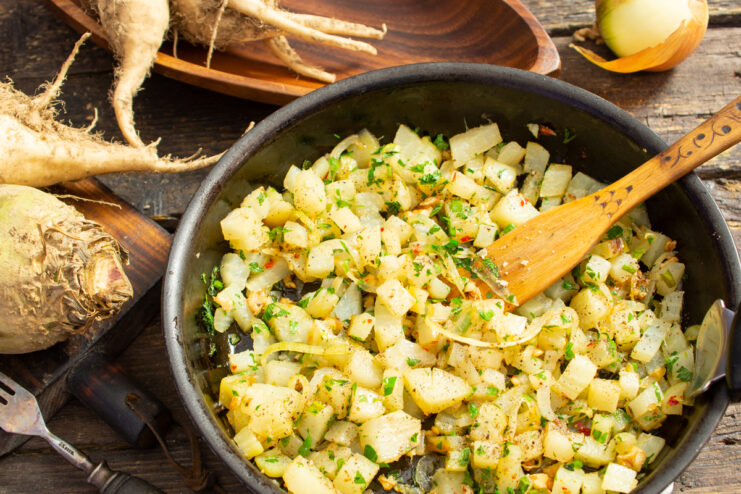 Теплый салат из запеченной брюквы с луком и грецкими орехами