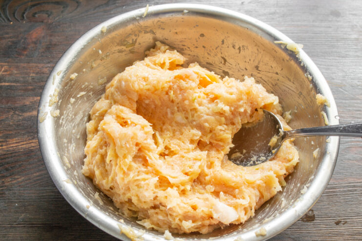 Тщательно вымешанный фарш для куриных котлет в миске