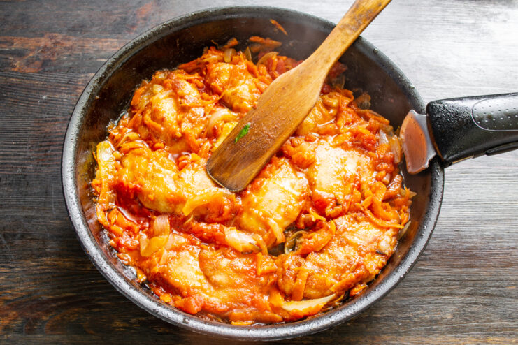 Тушение куриной грудки с овощами и томатным соусом на сковороде под крышкой