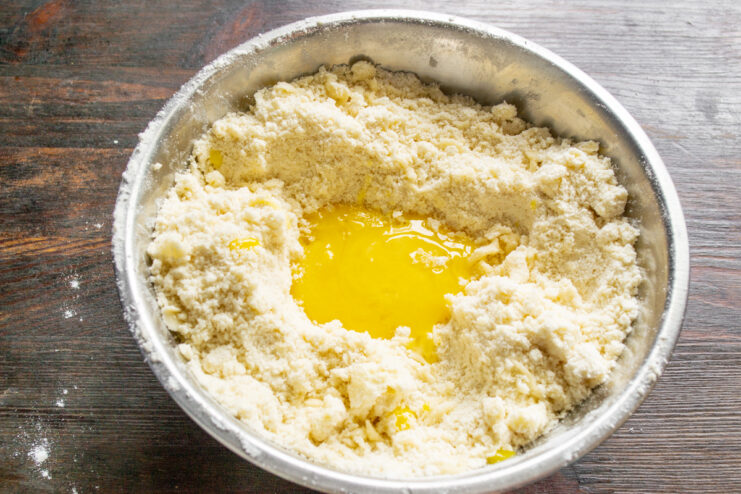 Яичные желтки в масляно-мучной крошке