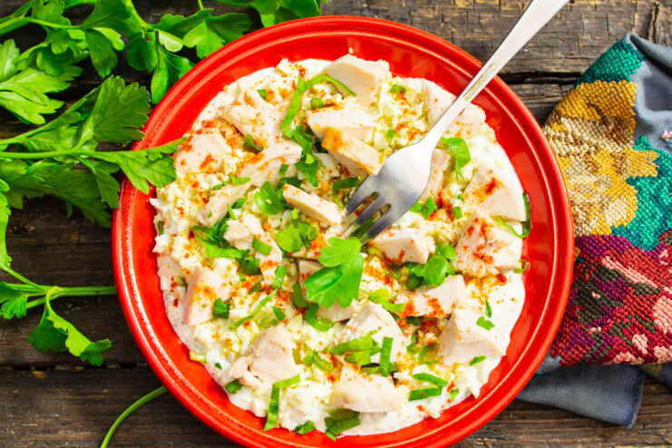 Яичный салат с сочной куриной грудкой и творожным соусом