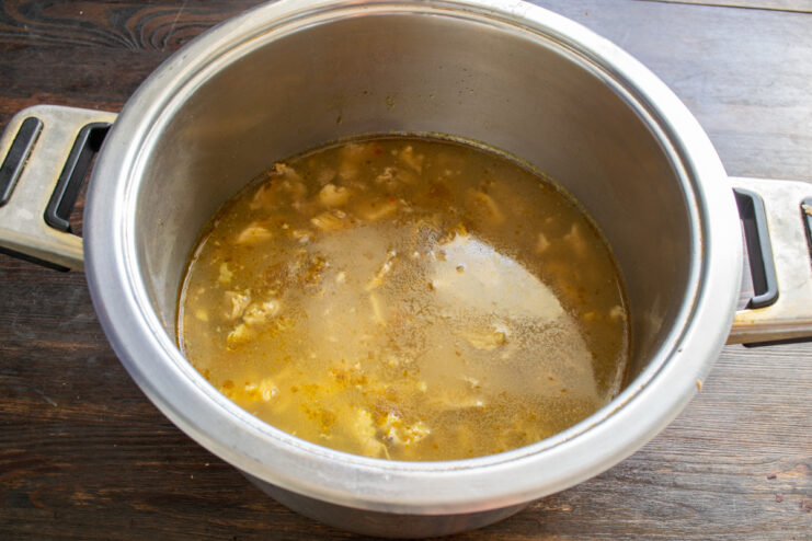 Заливка бульона в кастрюлю Заливка риса и мяса со специями процеженным бульоном